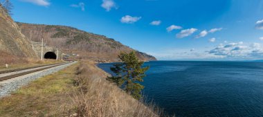 Kışın Baykal Sirki demiryolu. Baykal Sirki demiryolu kışın güneşli bir günde.