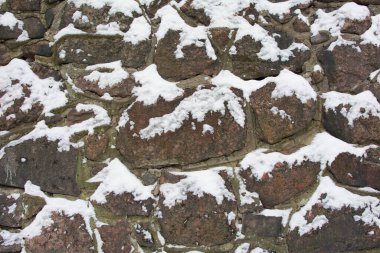 Eski taşlardan yapılmış kale duvarı. Tasarım ve fotoğraf arkaplanı için eski taş dokusundan yapılmış kale duvarı.
