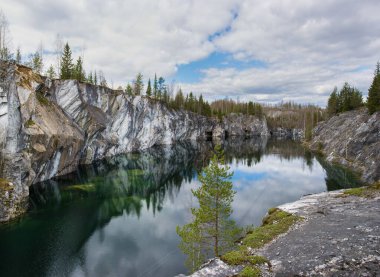 Ruskeala Dağı Parkı. Terk edilmiş taş ocakları. Baharda Karelia Cumhuriyeti 'ndeki Ruskeala dağ parkı.