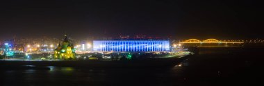 Gece manzarası Nizhny Novgorod Stadyumu ve Alexander Kilisesi.