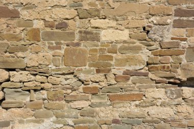 Eski taşlardan yapılmış kale duvarı. Tasarım ve fotoğraf arkaplanı için eski taş dokusundan yapılmış kale duvarı.
