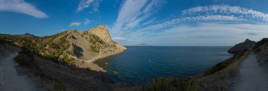 Yaz Kırım manzarası, Karadeniz kıyısında ardıç korusu güneşli bir günde, Golitsyn Patikası, Novy Svet, Sudak, Kırım.