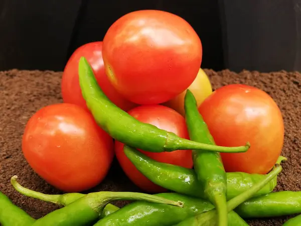 Frische Tomaten Und Chilischoten — Stockfoto