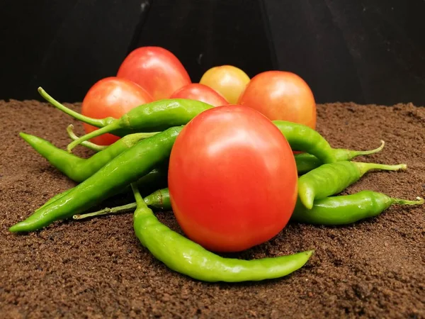 Frische Tomaten Und Chilischoten — Stockfoto