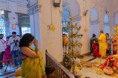 Kolkata, Batı Bengal, Hindistan - 6 Ekim 2019: Hindu kadın dindar Shobhabazar Rajbari, bonedi barhir pujo 'da katlanmış elleriyle Tanrıça Durga' ya dua ediyor. Mohashtami sabahında Durga Puja ayini..