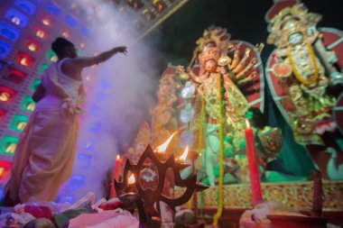 Howrah, Batı Bengal, Hindistan - 5 Ekim 2019: Panchpradip, Durga Puja Festivali sırasında Durga Pandalı 'nda tanrıça Durga' ya tapan genç Hindu Bengali purohit 'in dışında yakıldı.