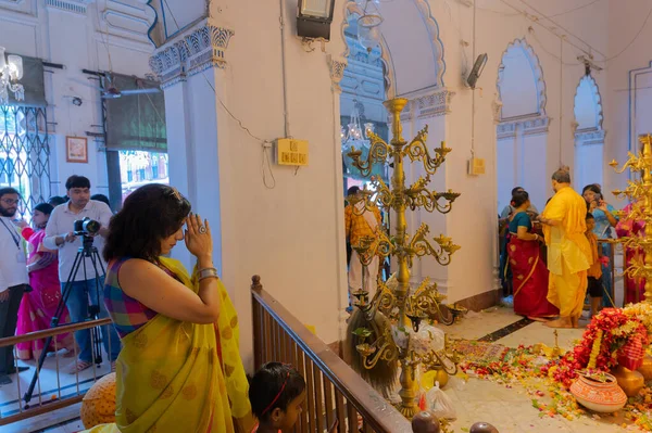 Kolkata Bengala Ocidental Índia Outubro 2019 Devota Hindu Orando Deusa — Fotografia de Stock