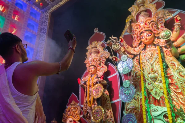 インドの西ベンガル州ハウラー 2019年10月5日 ヒンズー教徒ベンガル人のピューロヒット崇拝の女神ドゥルガと鏡 聖なる煙の下でのソンドヤ アーティとドゥルガ 法会中の夜の色の光 — ストック写真