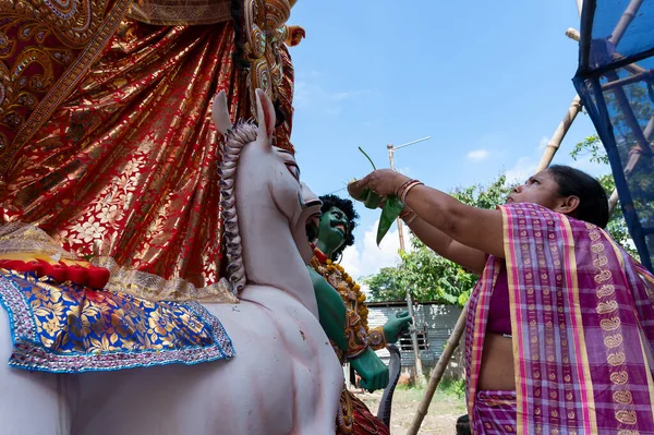 2019年10月8日インド 西ベンガル州ハウラー ヴィジャヤダシャミは ベンガル ヒンドゥ教徒の女性と結婚し ドゥルガ女神にお菓子を提供し 彼女に祈る ドゥルガ祭の伝統的な儀式 浸漬する前に — ストック写真