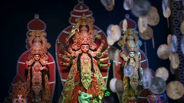 Decorado Durga Puja Pandal Con Ídolo Durga Fuera Foco Colgando — Vídeos de Stock