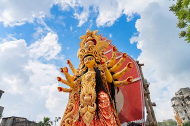 Howrah, Batı Bengal, Hindistan - 8 Ekim 2019: Vijayadashami, Tanrıça Durga idolü dalmaya hazırlanıyor. Sonbahar arkaplanı beyaz bulutlu mavi gökyüzü.