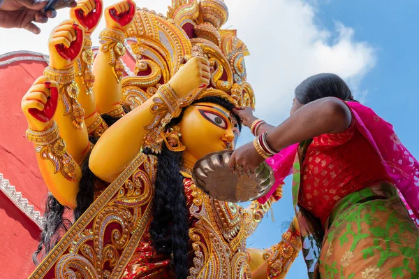 2019年10月8日インド 西ベンガル州ハウラー ヴィジャヤダシャミ Vijayadashami ベンガル ヒンズー教徒の女性と結婚し ドゥルガ女神の額にシンダー 朱色を適用した ドゥルガ祭伝統的な浸漬儀式 — ストック写真