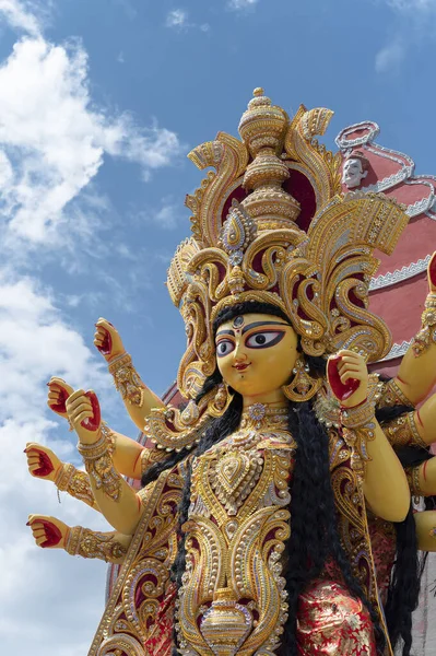 Vijayadashami Tanrıça Durga Idolü Dalışa Hazırlanıyor Sonbahar Arkaplanı Beyaz Bulutlu — Stok fotoğraf