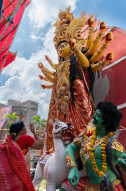 Howrah, Batı Bengal, Hindistan - 8 Ekim 2019 Vijayadashami, tanrıça Durga 'ya şeker sunan ve ona dua eden Hintli bir kadınla evlendi. Durga puja festivali geleneksel ritüeli, dalmadan önce..