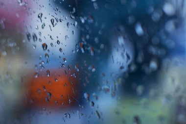 Camlara düşen yağmur damlaları, soyut bulanıklıklar - Kolkata 'nın (eski adıyla Kalküta) muson stok görüntüsü, Batı Bengal, Hindistan