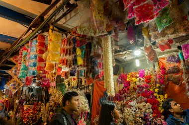 Kolkata, Batı Bengal, Hindistan - 29 Aralık 2019: Çiçek pazarı içinde çiçek sergisi, akşam yeni pazar alanı. Kolkata 'nın en eski çiçek pazarlarından biri..