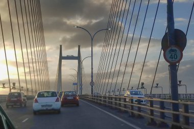 HOWRAH, Batı BEST BENGAL, INDIA - 8 Temmuz 2018: Vidyasagar Setu (Köprü) Ganj Nehri üzerinde, 2. Hooghly Köprüsü. Howrah ve Kolkata 'yı birbirine bağlıyor, En Uzun Kablo - Hindistan' da köprü olarak kaldı. Dramatik gökyüzü.