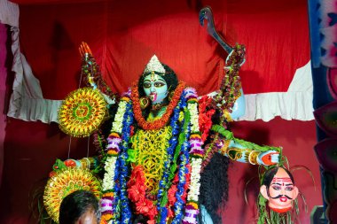 Kolkata, Hindistan - 19 Ekim 2017: Hint Hindu Tanrıçası Kali, geceleri geçici bir tapınak olan süslü pandalın içinde ibadet ediliyor. Kali Puja, Shyama Puja veya Mahanisha Puja, Hint festivalidir..