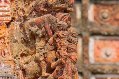 Terracotta sanat eserleri, Hindistan 'ın Batı Bengal kentindeki Kalna Lalji Tapınağı' nın tapınak duvarlarında bulunur. Yanmış tuğlalardan yapılmış ünlü bir sanat eseridir..