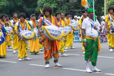 KOLKATA, Batı BENGAL / INDIA - 15 Ağustos 2016: Hindistan 'ın Bağımsızlık Günü mitinginde ellerinde pankartlarla yürüyen halk dansçıları.