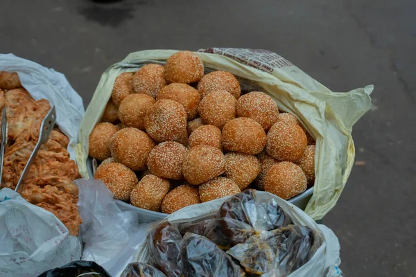 ゴマで味付けしたライスプディングは インドの西ベンガル州コルカタのTerrity Bazarで販売されています 上にゴマをたっぷりのせた甘いべたつきプリンです — ストック写真