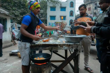 Kolkata, Batı Bengal, Hindistan - 16 Aralık 2018: Ekmek kızartması, Çin kahvaltısı, bu sabah Territy Bazar, Kolkata, Batı Bengal, Hindistan 'da satılığa çıkarıldı..