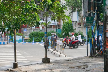 Kolkata, Batı Bengal, Hindistan - 22 Mayıs 2020: Çok az sayıda insanın yoğun şehir yollarından geçmesine izin veriliyor, sınırlama altındaki bariyerlerle, covid 19, corona virüsünün eyalete yayılmasını engellemek için.