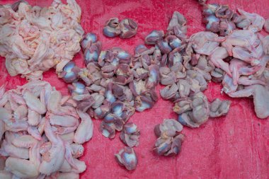 Tavuk midesi ve kanatları yol kenarında, Territy Bazar, Kolkata, Batı Bengal, Hindistan 'da satışa sunuluyor..