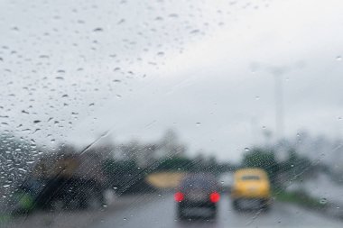 Camlara düşen yağmur damlaları, soyut bulanıklıklar - Kolkata 'nın (eski adıyla Kalküta) muson stok görüntüsü, Batı Bengal, Hindistan. Kolkata 'ya 