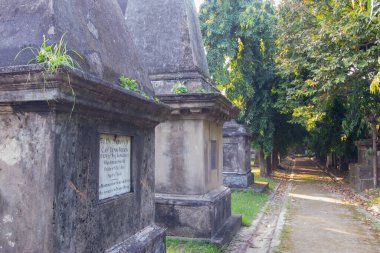 KOLKATA, Batı BENGAL, INDIA - Kasım 2ND 2014: South Park Caddesi, Kolkata 'daki eski mezarlık. Burası dünyanın en eski kilise dışı mezarlıklarından biri, daha önce Kalküta 'da Kalküta' ya ait bir miras.,