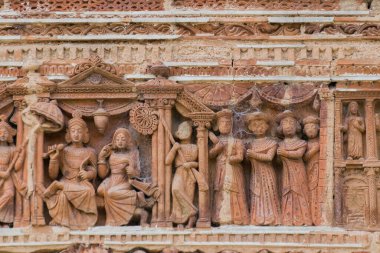 Kalna, Batı Bengal, Hindistan 'daki Pratapeswar Tapınağı' nın duvarlarında terracotta süslemeleri var. Terracotta pişmiş ve bir şeyler yapmak için kullanılan kahverengimsi kırmızı bir kil..