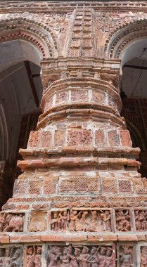 Kalna, Batı Bengal, Hindistan 'daki Krishna Chandra Tapınağı' nın tapınak duvarlarında Terracotta sanat eserleri yer almaktadır..