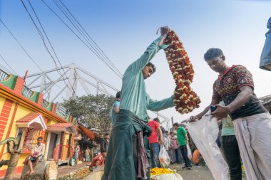 KOLKATA, Batı BENGAL / INDIA - 13 Şubat: Kolkata 'da kalabalık ve renkli Mallik Ghat veya Jagannath ghat çiçek pazarında 13.02.16' da çiçek alıp satmak. Asya 'nın en büyük çiçek pazarlarından biri..
