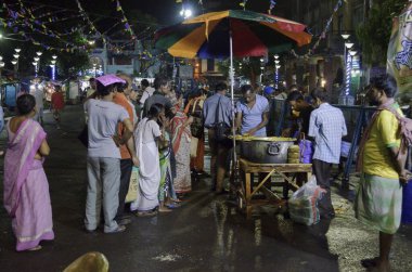 KOLKATA, Batı BENGAL, INDIA - 13 Mayıs 2017: Hindistan 'da Hanuman ji olarak bilinen Tanrı Hanuman' a taptıktan sonra yiyecekler dindarlar arasında dağıtılıyor. Hindistan 'da kutsal yiyeceğe 