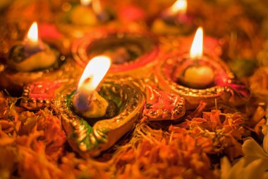 Deepabali, Deepavali ya da Deepawali - ışık festivali, Hindistan 'da ve şimdi tüm dünyada kutlanıyor. Rangoli Diyas - renkli ve süslü mumlar gece karanlığını atmak için yakılır, bu hayırlı vesileyle.