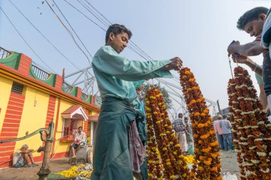 KOLKATA, Batı BENGAL / INDIA - 13 Şubat 2016: Kolkata 'daki kalabalık ve renkli Mallik Ghat veya Jagannath ghat çiçek pazarında çiçek alıp satmak. Asya 'nın en büyük çiçek pazarı..