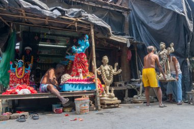 KUMARTULI, KOLKATA, INDIA - 10 Ekim 2014 - Kali Puja, Hindu Deepavali ya da Diwali festivali sırasında, kil putuna Tanrıça Kali olarak tapılması için hazırlık yapan sanatçı. Hindistan 'ın her yerinde kutlandı..