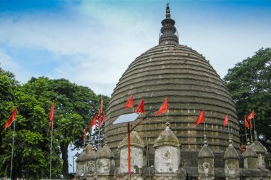 Kamakhya Tapınağı ya da Kamrup-Kamakhya ana tanrıça Kamakhya 'ya adanmış bir Hindu tapınağıdır. Hindistan 'ın Assam şehrinin Guwahati şehrinin batısındaki Nilachal Tepesi' nde yer almaktadır..