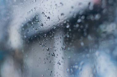 Camlara düşen yağmur damlaları, soyut bulanıklıklar - Kolkata 'nın (eski adıyla Kalküta) muson stok görüntüsü, Batı Bengal, Hindistan