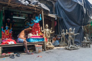 KUMARTULI, KOLKATA, INDIA - 10 Ekim 2014 - Kali Puja, Hindu Deepavali ya da Diwali festivali sırasında, kil putuna Tanrıça Kali olarak tapılması için hazırlık yapan sanatçı. Hindistan 'ın her yerinde kutlandı..