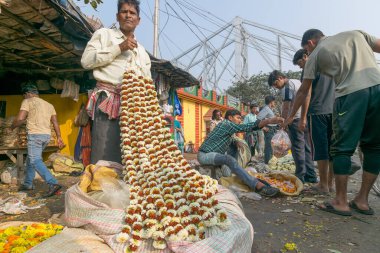 KOLKATA, Batı BENGAL / INDIA - 13 Şubat 2016: Kolkata 'daki kalabalık ve renkli Mallik Ghat veya Jagannath ghat çiçek pazarında çiçek alıp satmak. Asya 'nın en büyük çiçek pazarı..