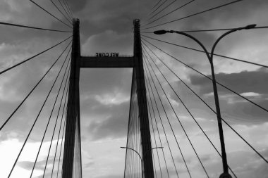 Batı Bengal, Kolkata 'daki 2. Hooghly Köprüsü olarak bilinen nehir Gangsterleri üzerindeki Vidyasagar Setu (Köprü) kabloları. Howrah ve Kolkata 'yı birbirine bağlıyor, En Uzun Kablo - Hindistan' da köprü olarak kaldı. B & W resmi.