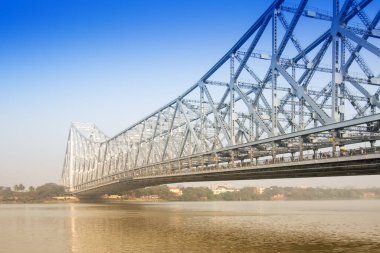 Howrah ve Kolkata 'yı birbirine bağlayan ünlü Howrah Köprüsü, Hindistan' ın batısındaki Hooghly Nehri üzerinde askıya alınmış bir köprü. 1943 'te görevlendirilmiş. Kolkata 'nın yoğun ulaşım simgesi.