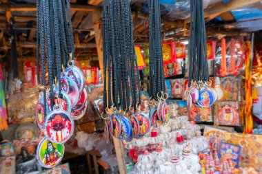 Kutsal siyah iplikler Kalighat, Kolkata, Batı Bengal, Hindistan 'da satılıyor. Bunlar Hindu dini ritüellerinin bir parçası..