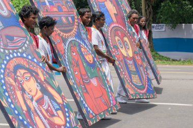 KOLKATA, Batı BENGAL / INDIA - 15 AĞUSTOS 2016: Hindistan 'ın Bağımsızlık Günü mitinginde ellerinde sanatsal el sanatları ile yürüyen halk dansçıları. Hindistan 'ın her yerinde kutlama günü.