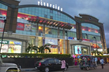 HOWRAH, BATI BENGAL, INDIA - 8 Temmuz 2018: Avani Riverside Mall, Shibpur of Howrah 'da süpermarket, akşam gökyüzünün altında güzel bir şekilde parlıyor. Sıradan insanlar için büyük bir perakende mağazası..