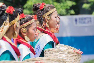 KOLKATA, Batı BENGAL / INDIA - 15 Ağustos 2016: Hindistan 'ın Bağımsızlık Günü rallisinde renkli halk dansçıları. Hindistan 'ın her yerinde kutlama günü.