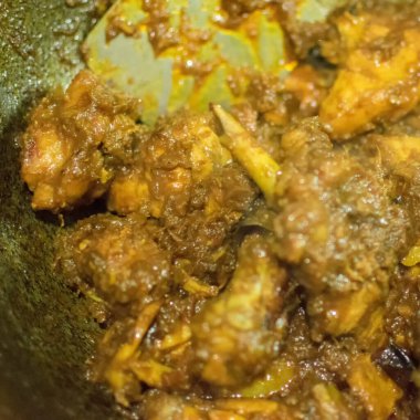 Hint yemeklerinin baharatlı lezzetlerinden biri olan sıcak Hint usulü körili tavuk hazırlığı. Hindistan Asya 'da böyle renkli yiyeceklerle ünlüdür..