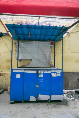 Kolkata, Batı Bengal, Hindistan - 22 Mayıs 2020: Yoğun perakende mağazaları covid 19, korona virüsünün eyalete yayılmasını durdurmak için kilit altında. Batı Bengal, Hindistan 'ın en çok etkilenen eyaletlerinden biridir..