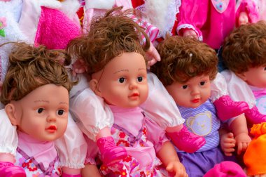 Noel pazarındaki perakende mağazasında satılık güzel oyuncak bebekler, Yeni Pazar alanı, Kolkata, Batı Bengal, Hindistan.